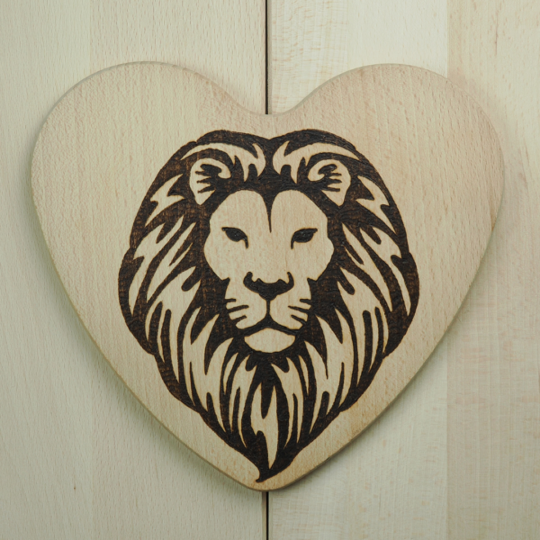 beuken houten hart voorzien van leeuwenkop met de houtbrander